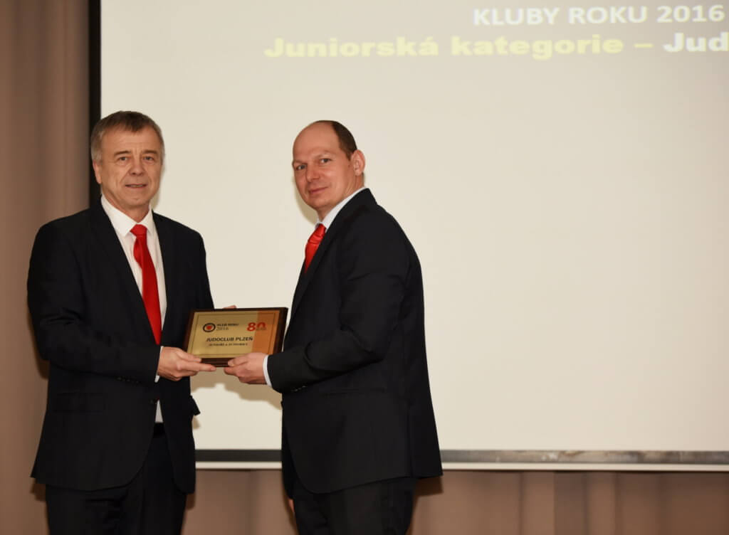 J. Dolejš, přebírá ocenění juniorský tým roku 2016 od místopředsedy ČSJu P. Smolíka
